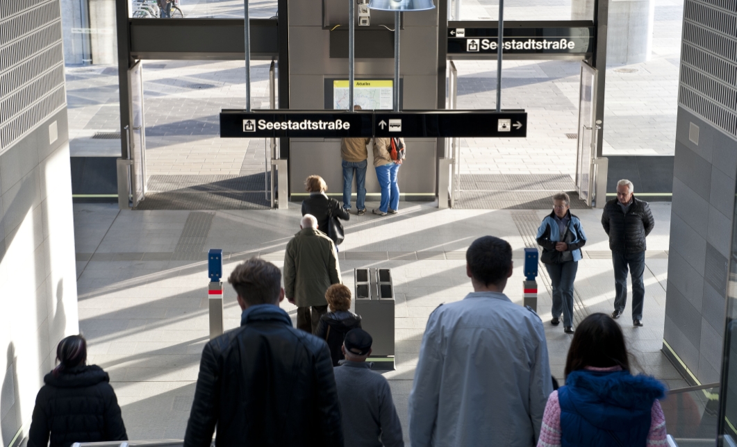 Fahrgäste in der U-Bahnstation Seestadt, Endhaltestelle der U2-Verlängerung.