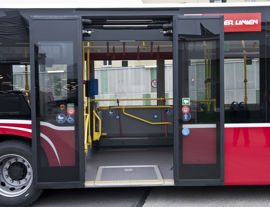 Mercedes Benz Citaro, der neue Bus für die Wiener Linien. Einstiegsseite mit nach aussen öffnenden Schiebetüren.