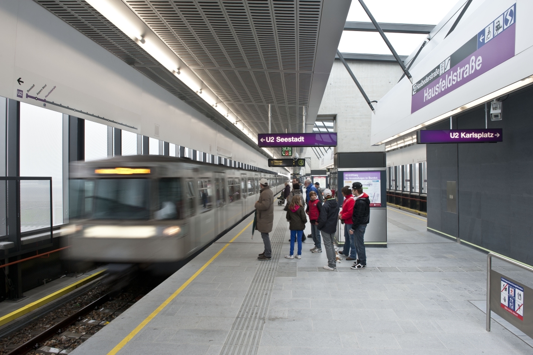 U-Bahnstation Hausfeldstraße der neu eröffneten U2 Verlängerung zur Seestadt Aspern.