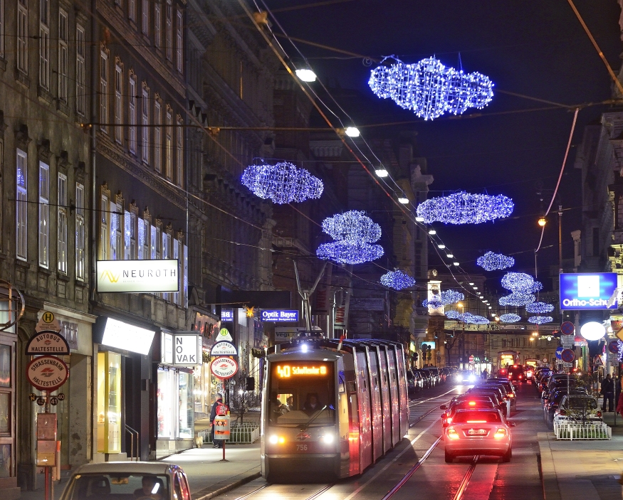 Straßenbahn auf der Währinger Straße mit Weihnachtsbeleuchtung.