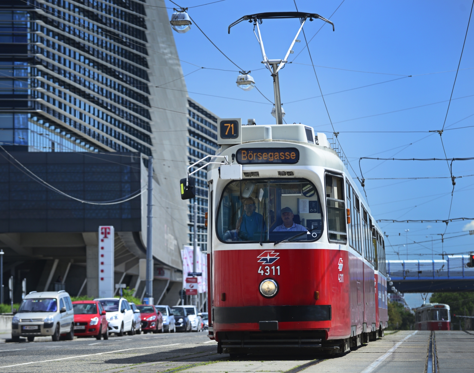 Straßenbahn der Linie 71 im Bereich Simmeringer Hauptstraße.