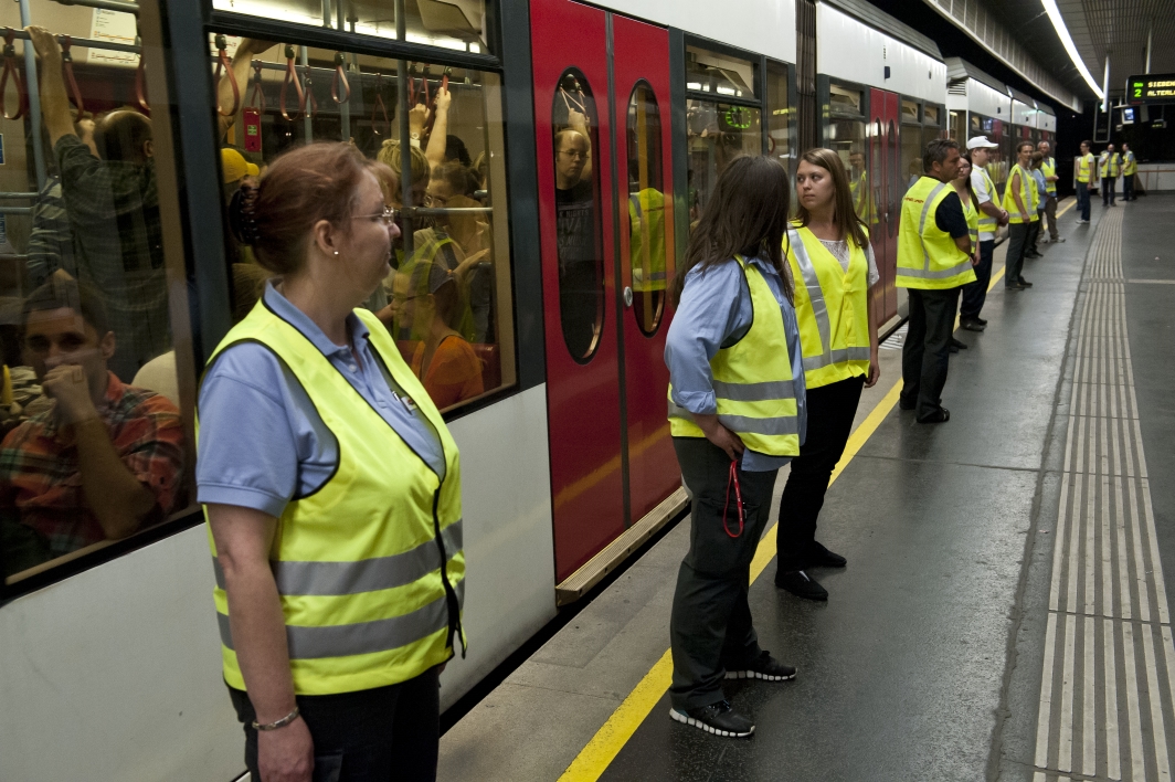 Abtransport der Besucher vom Donauinselfest 2013 durch die Wiener Linien in der U-Bahnstation der Linie U6 