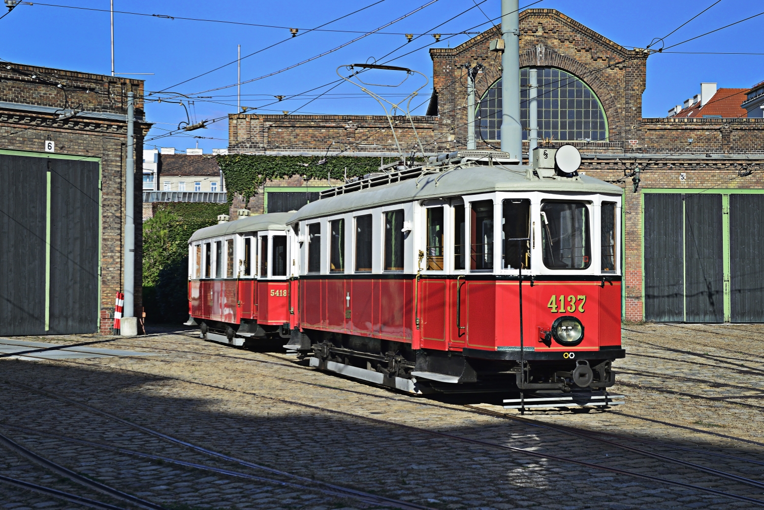 Im Museum der Wiener Linien in Erdberg befinden sich viele historische Fahrzeuge, Straßenbahnen wie Busse, aber auch etliche Sonderfahrzeuge.