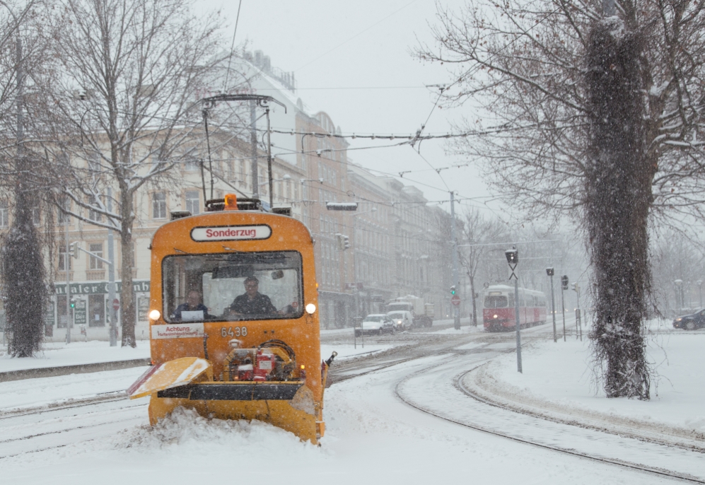 Winterdienst,  Schneepflug der Tpye LH am Westbahnhof, Jänner 2013