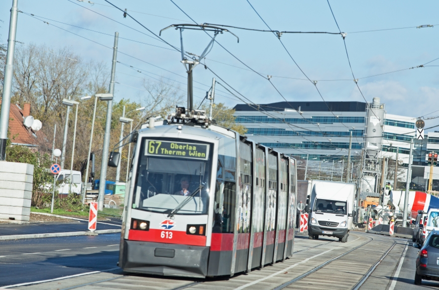 Linie 67 Favoritenstraße vor dem Stockholmerplatz, Type B Ulf , November 2013