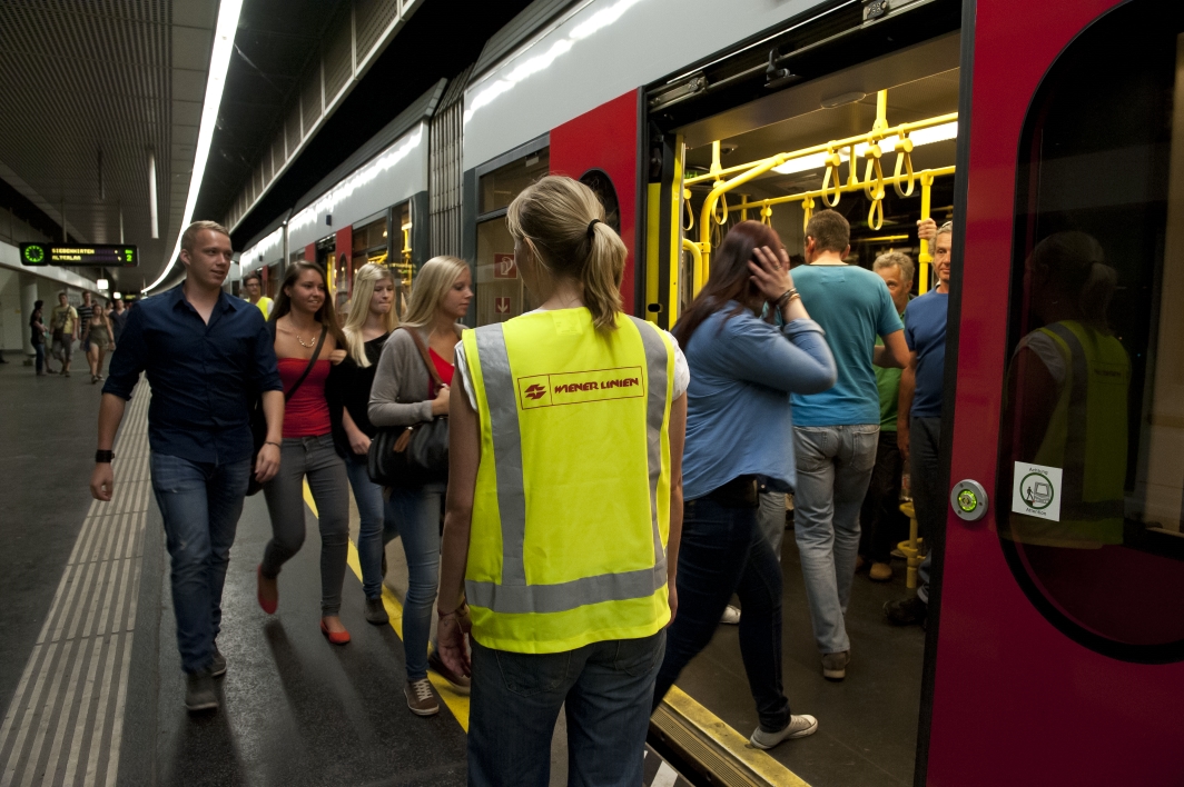 Abtransport der Besucher vom Donauinselfest 2013 durch die Wiener Linien in der U-Bahnstation der Linie U6 