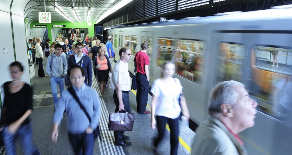 Hohes Fahrgastaufkommen entlang der U4-Strecke zwischen Karlsplatz und Hütteldorf.