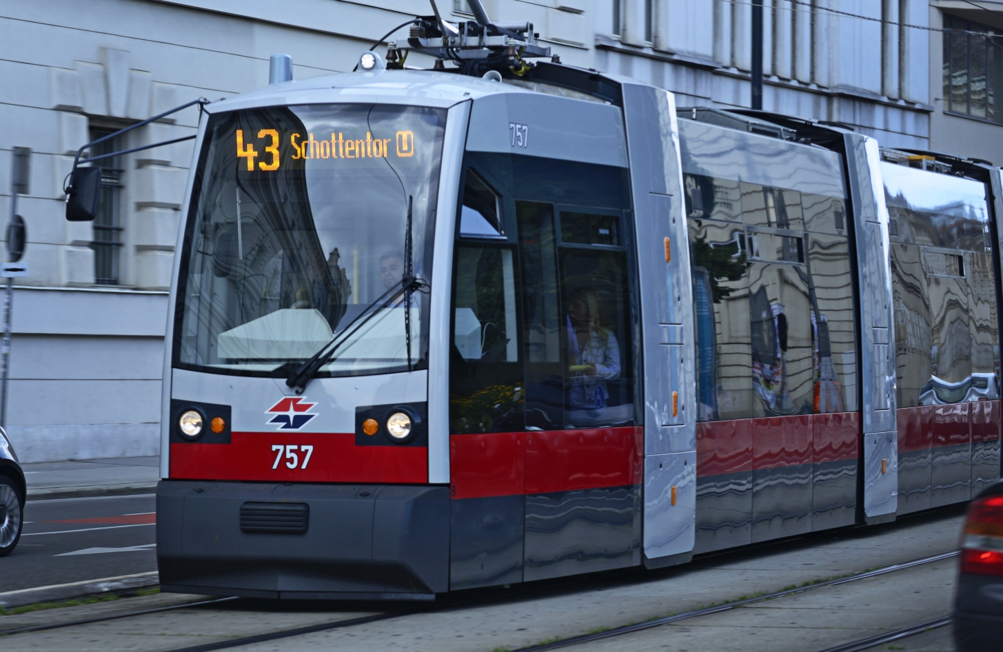 Straßenbahn der Linie 43 im Bereich Alserstraße.