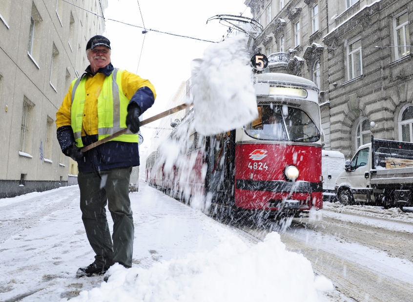 Bei starkem Schneefall sind die Einsatzkräfte der Wiener Linien bemüht Behinderungen zu vermeiden.