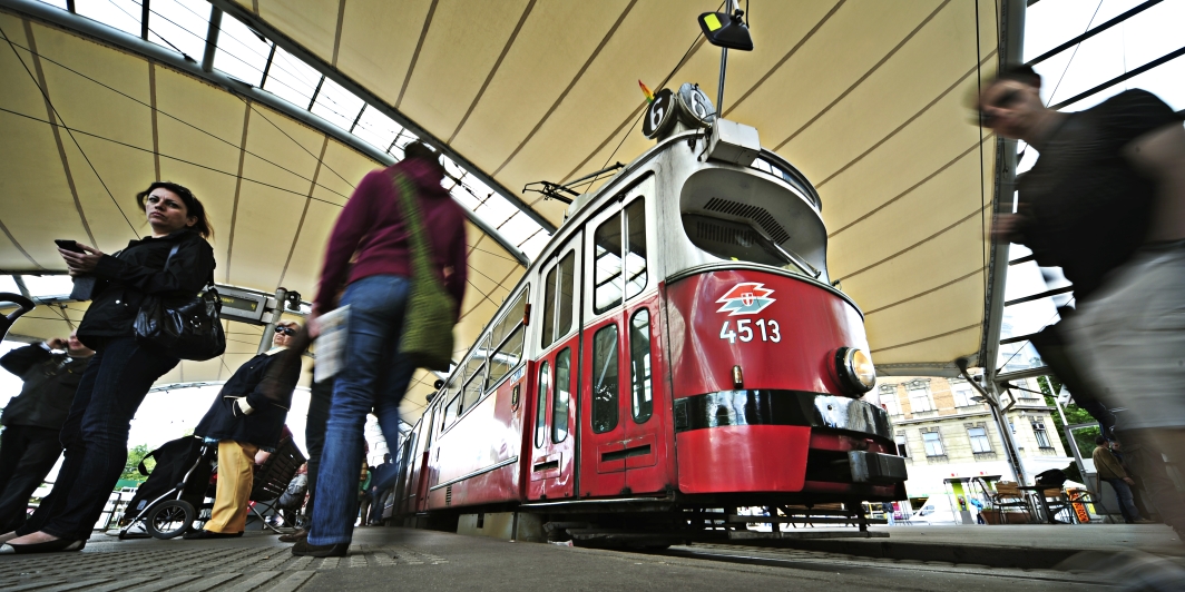 Straßenbahn der Linie 6 im Bereich Burggasse, Stadthalle