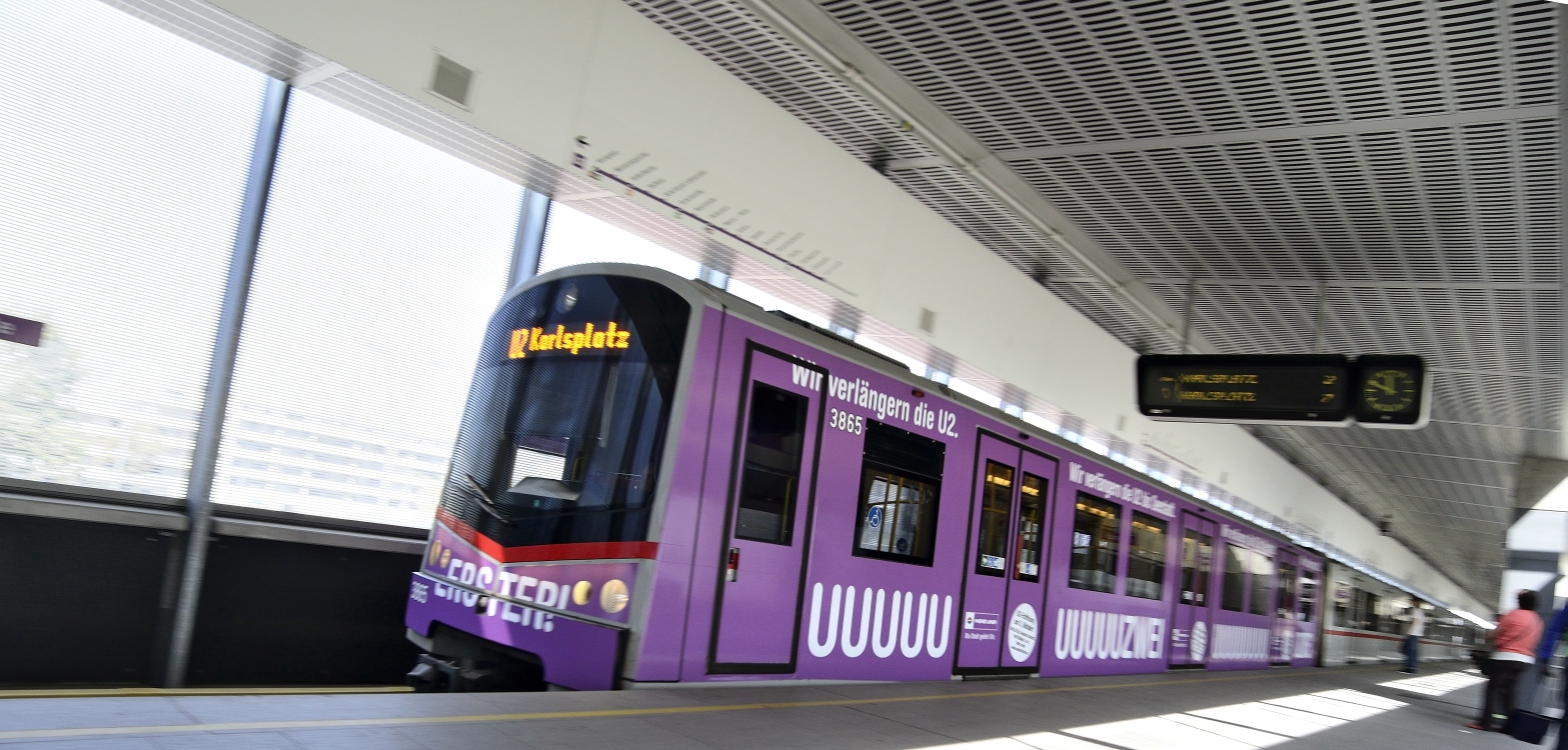 Eine eigens anlässlich der Verlängerung der U2 zur Seestadt gebrandeter V-Zug verkehrt auf der Stecke zwischen Karlsplatz und Aspernstraße.