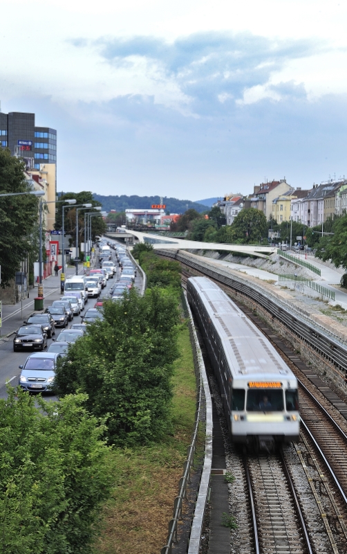 Mit den Verkehrsmitteln der Wiener Linien kommt man rasch durch die Stadt. Im Bild die Linie U4 entlang der Westeinfahrt.