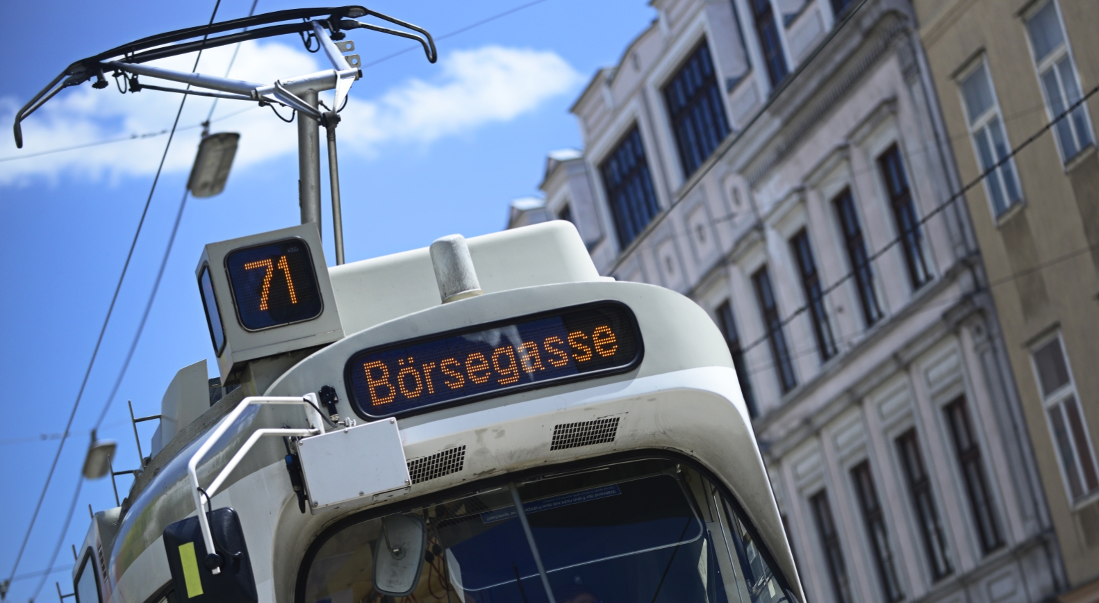 Straßenbahn der Linie 71 im Bereich Rennweg.