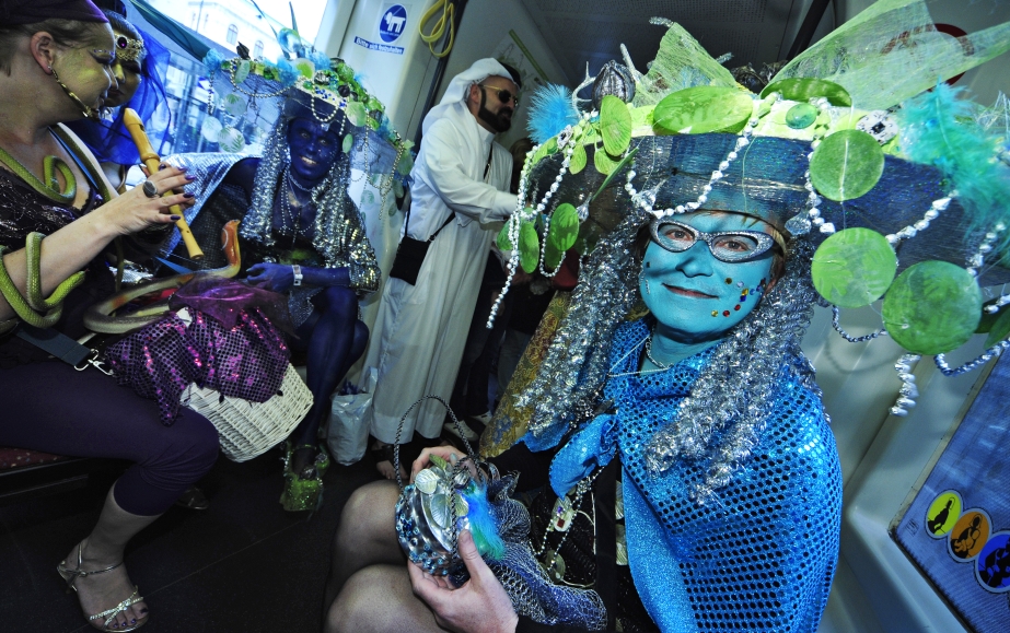 In einer eigens für den Life Ball gestalteten Straßenbahn werden auf dieses Jahr wieder eine Schar illustrer Gäste zur Eröffnung zum Wiener Rathausplatz gefahren.