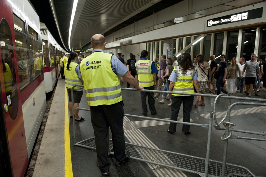 Abtransport der Besucher vom Donauinselfest 2013 durch die Wiener Linien in der U-Bahnstation der Linie U6 