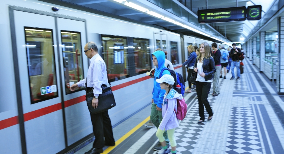 Hohes Fahrgastaufkommen entlang der U4-Strecke zwischen Karlsplatz und Hütteldorf.