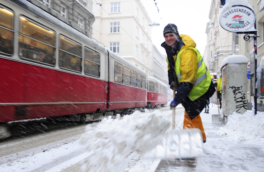 Bei starkem Schneefall sind die Einsatzkräfte der Wiener Linien bemüht Behinderungen zu vermeiden.