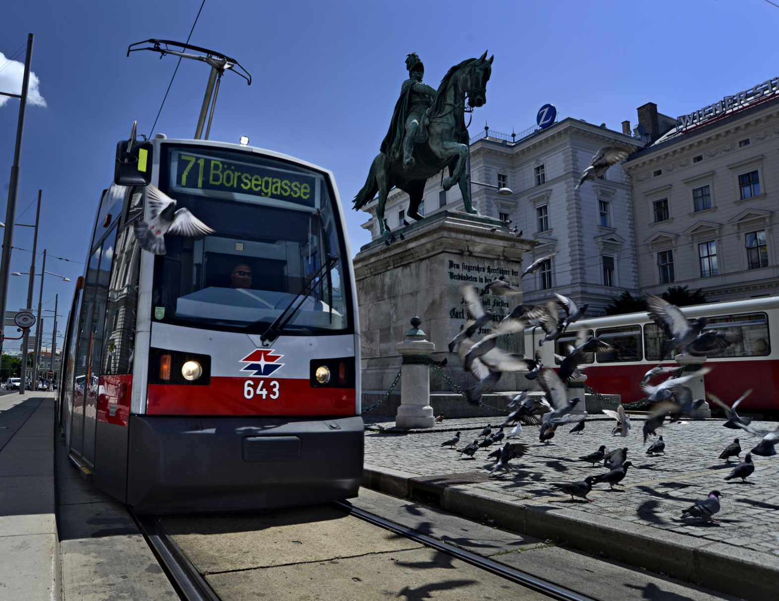 Straßenbahn der Linie 71 im Bereich Schwerzenbergplatz.