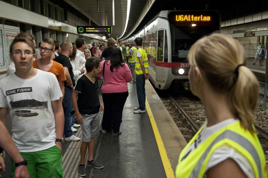 Abtransport der Besucher vom Donauinselfest 2013 durch die Wiener Linien in der U-Bahnstation der Linie U6 