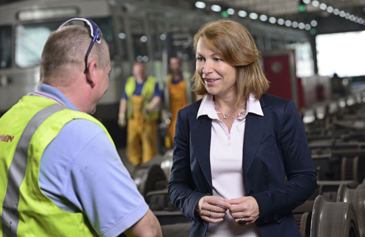 Portrait der Geschäftsführerin der Wiener Linien Mag. Alexandra Reinagl mit Kollegen der Abteilung B63 in einer Wartungshalle am Betriebsbahnhof Erdberg.