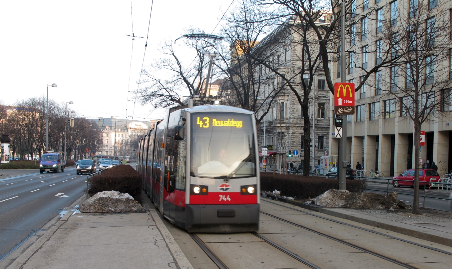 Zug der Linie 43 bei der Station Landesgerichtsstrasse in Fahrtrichtung Neuwaldegg.