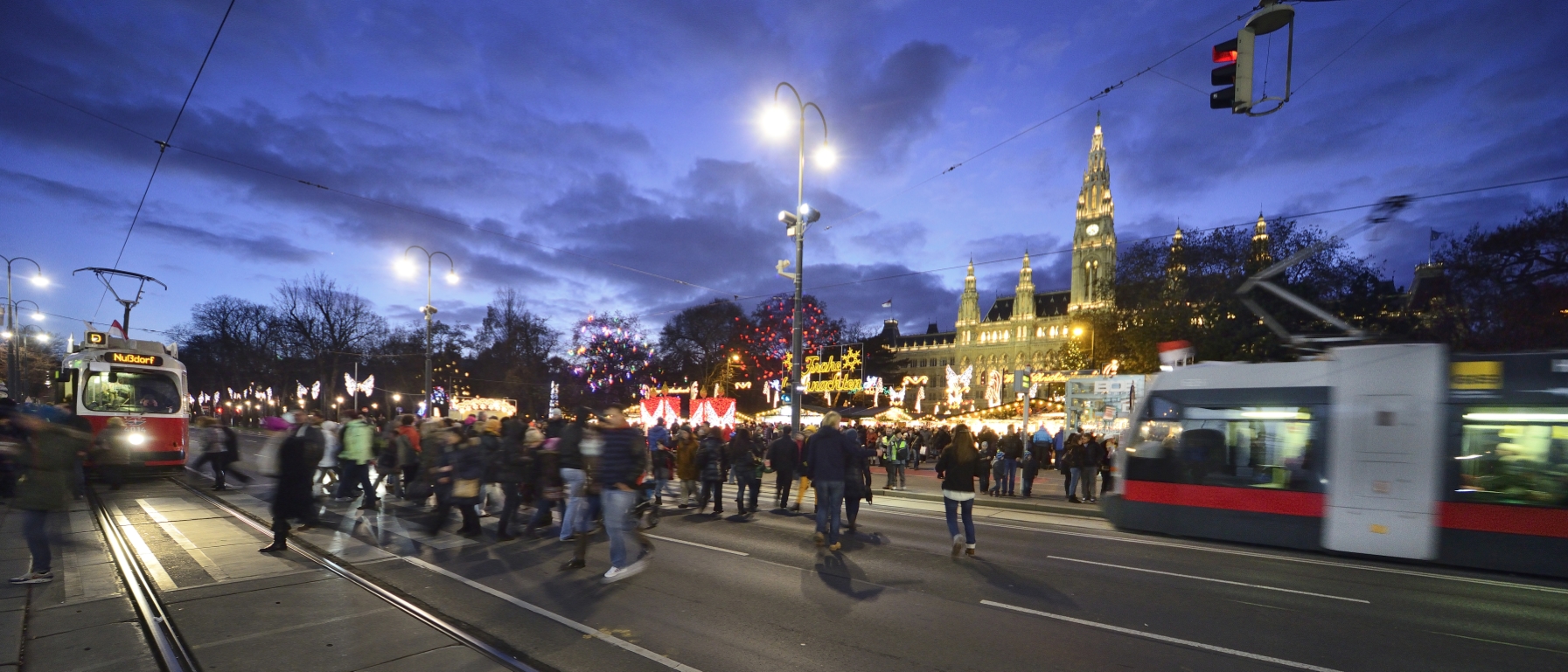 Straßenbahn auf der Ringstraße mit Weihnachtsbeleuchtung.