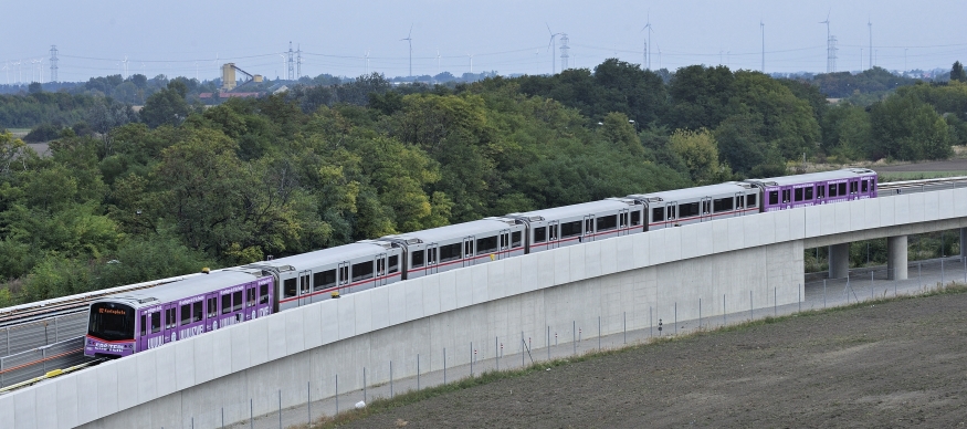 Verlängerung der U2 bis zur Station Seestadt, Eröffnung a, 5. Oktober 2013. Ansicht der neuen oberirdischen Strecke zwischen Aspernstraße und Seestadt.
