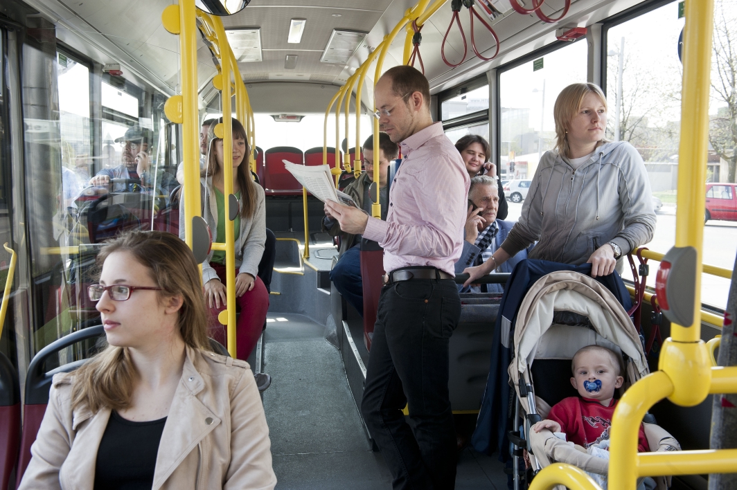 Fahrgäste in einem Bus der Wiener Linien.