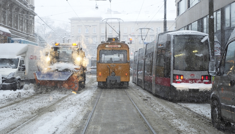 Bei starkem Schneefall sind die Einsatzkräfte der Wiener Linien bemüht Behinderungen zu vermeiden.