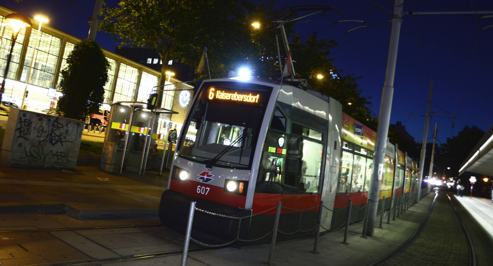 Straßenbahn der Linie 6 im Bereich Westbahnhof.
