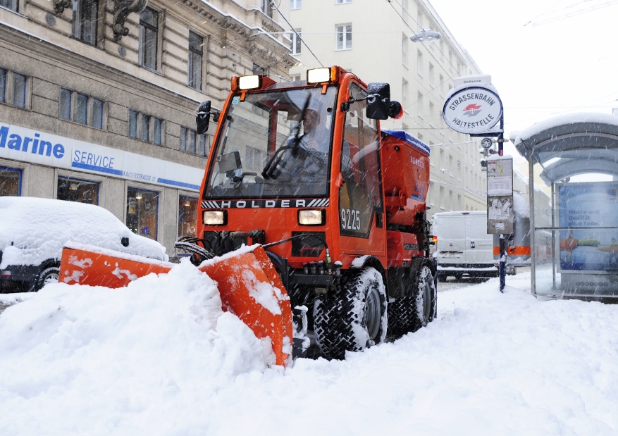 Bei starkem Schneefall sind die Einsatzkräfte der Wiener Linien bemüht Behinderungen zu vermeiden.