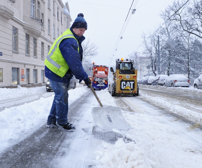 Bei starkem Schneefall sind die Einsatzkräfte der Wiener Linien bemüht Behinderungen zu vermeiden.