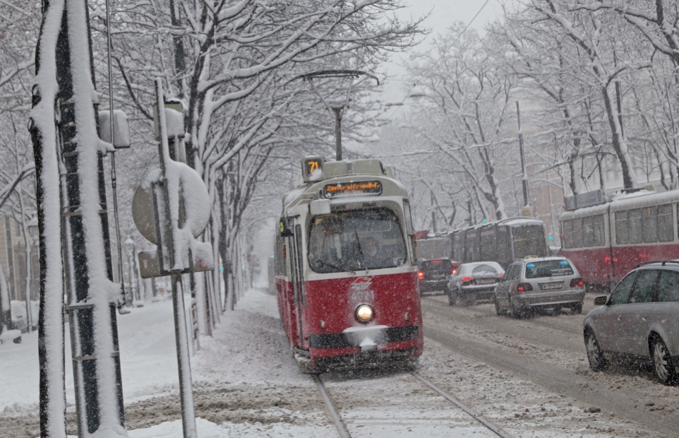 Linie 71 mit E2-c5  Garnitur am Schottenring während starker Schneefälle, Jänner 2013