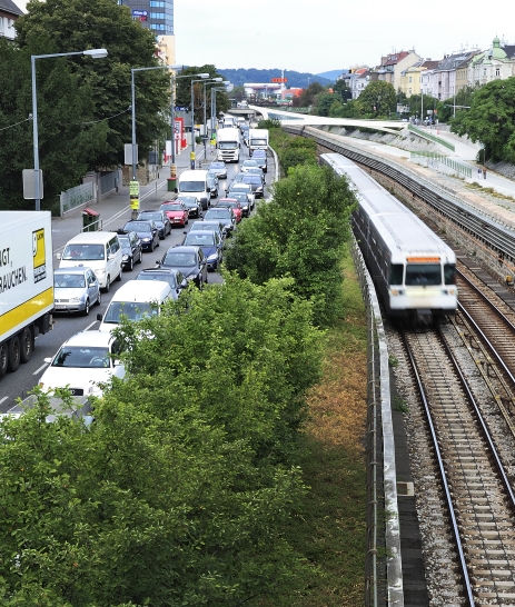 Mit den Verkehrsmitteln der Wiener Linien kommt man rasch durch die Stadt. Im Bild die Linie U4 entlang der Westeinfahrt.