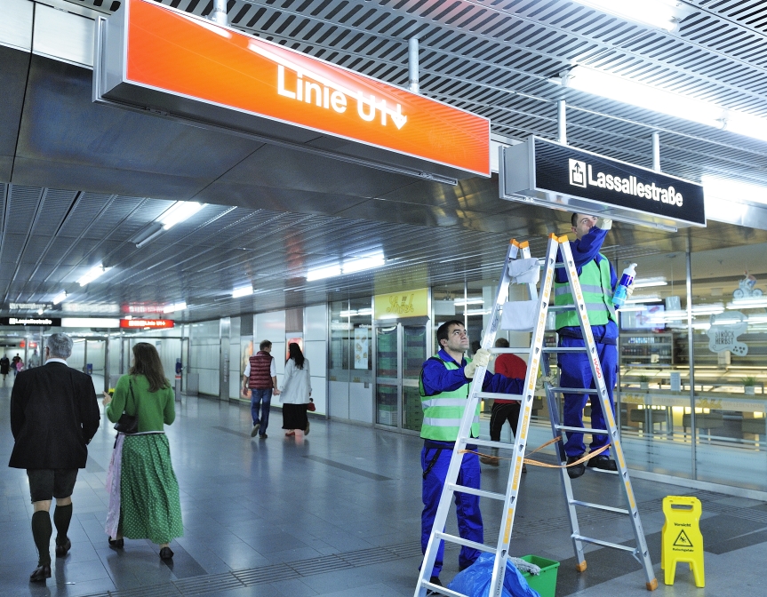 Abendlicher Großputz in der U-Bahn-Station Praterstern.