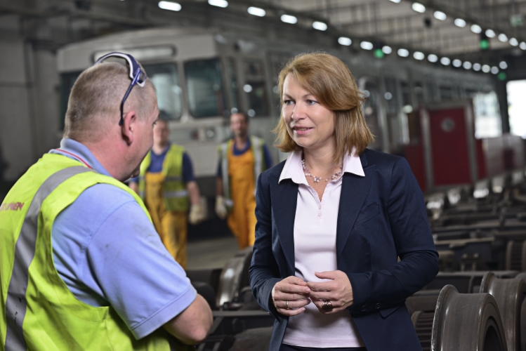 Portrait der Geschäftsführerin der Wiener Linien Mag. Alexandra Reinagl mit Kollegen der Abteilung B63 in einer Wartungshalle am Betriebsbahnhof Erdberg.