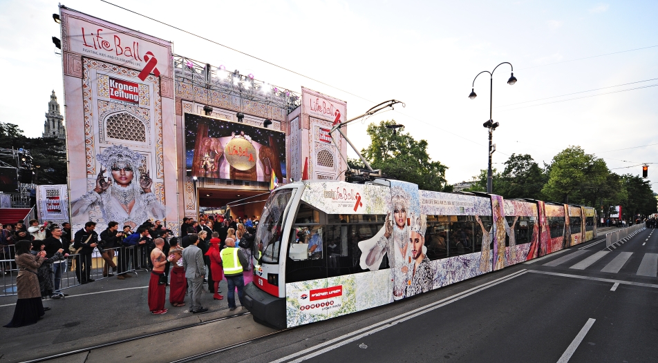 In einer eigens für den Life Ball gestalteten Straßenbahn werden auf dieses Jahr wieder eine Schar illustrer Gäste zur Eröffnung zum Wiener Rathausplatz gefahren.