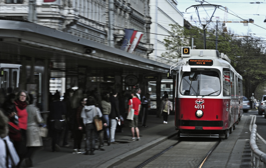 Straßenbahn der Linie D im Bereich Schottentor / Universität.