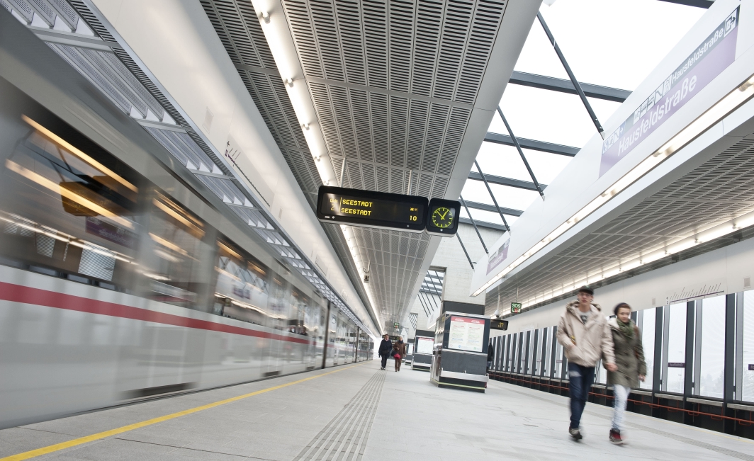 U-Bahnstation Hausfeldstraße der neu eröffneten U2 Verlängerung zur Seestadt Aspern.