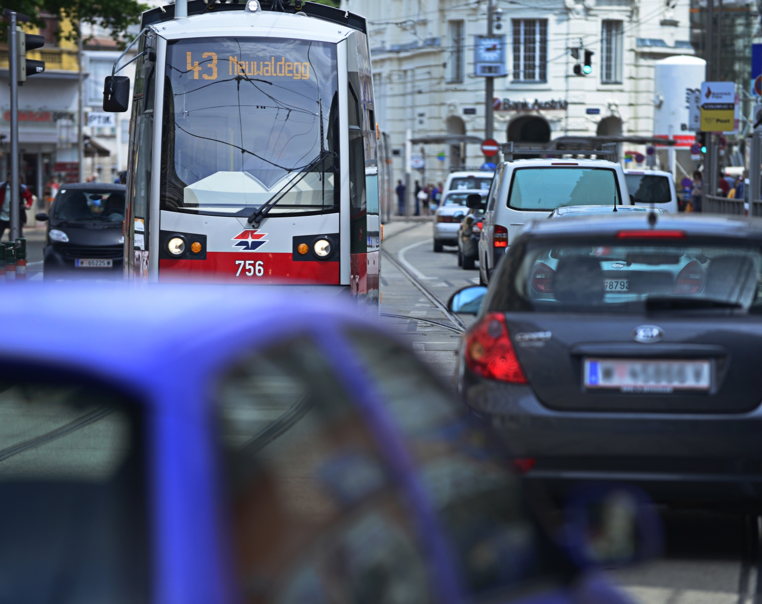 Straßenbahn der Linie 43 im Bereich Elterleinplatz.