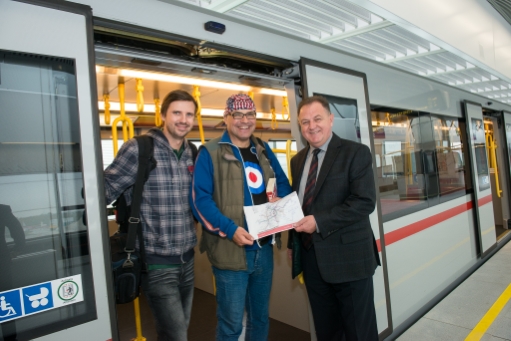 Geschäftsführer Eduard Winter (r.) gratuliert Andreas W. Dick (M.) und Johannes Böhm zum Weltrekord in der Wiener U-Bahn. Sie haben alle 104 Stationen im Wiener U-Bahn-Netz in 4:54 Stunden abgefahren.