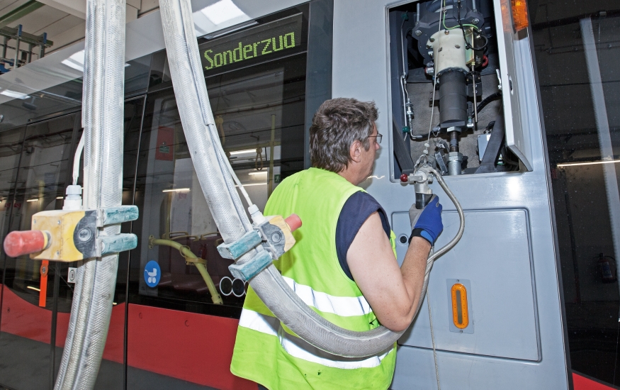 Sand füllen am Ulf type A1 am Bhf.Rudolfsheim Werkstättenbereich, Juli 13