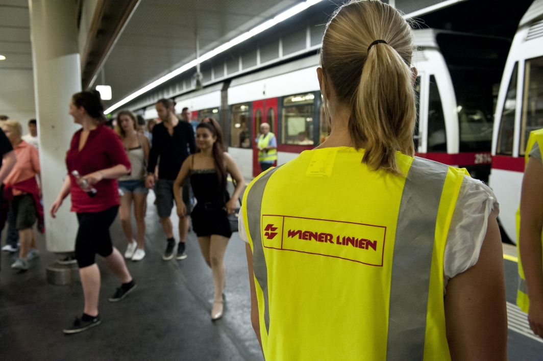 Abtransport der Besucher vom Donauinselfest 2013 durch die Wiener Linien in der U-Bahnstation der Linie U6 