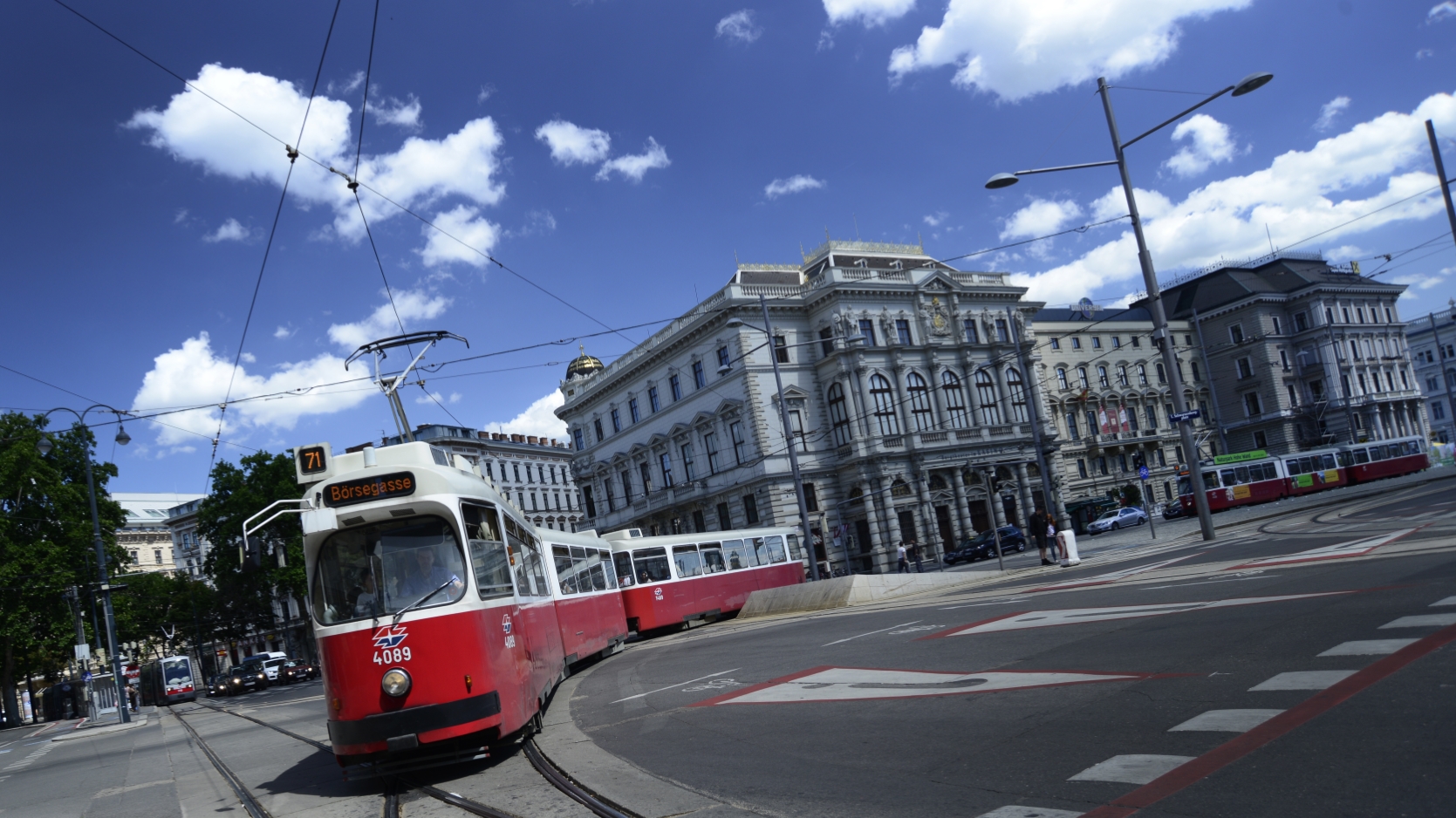 Straßenbahn der Linie 71 im Bereich Schwerzenbergplatz.