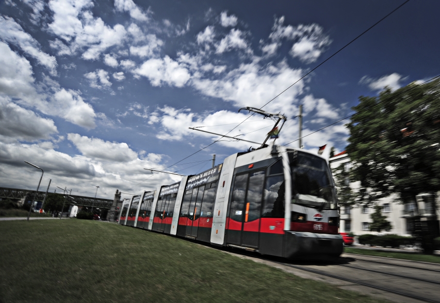 Straßenbahn des Typs ULF Bereich Margaretengürtel.