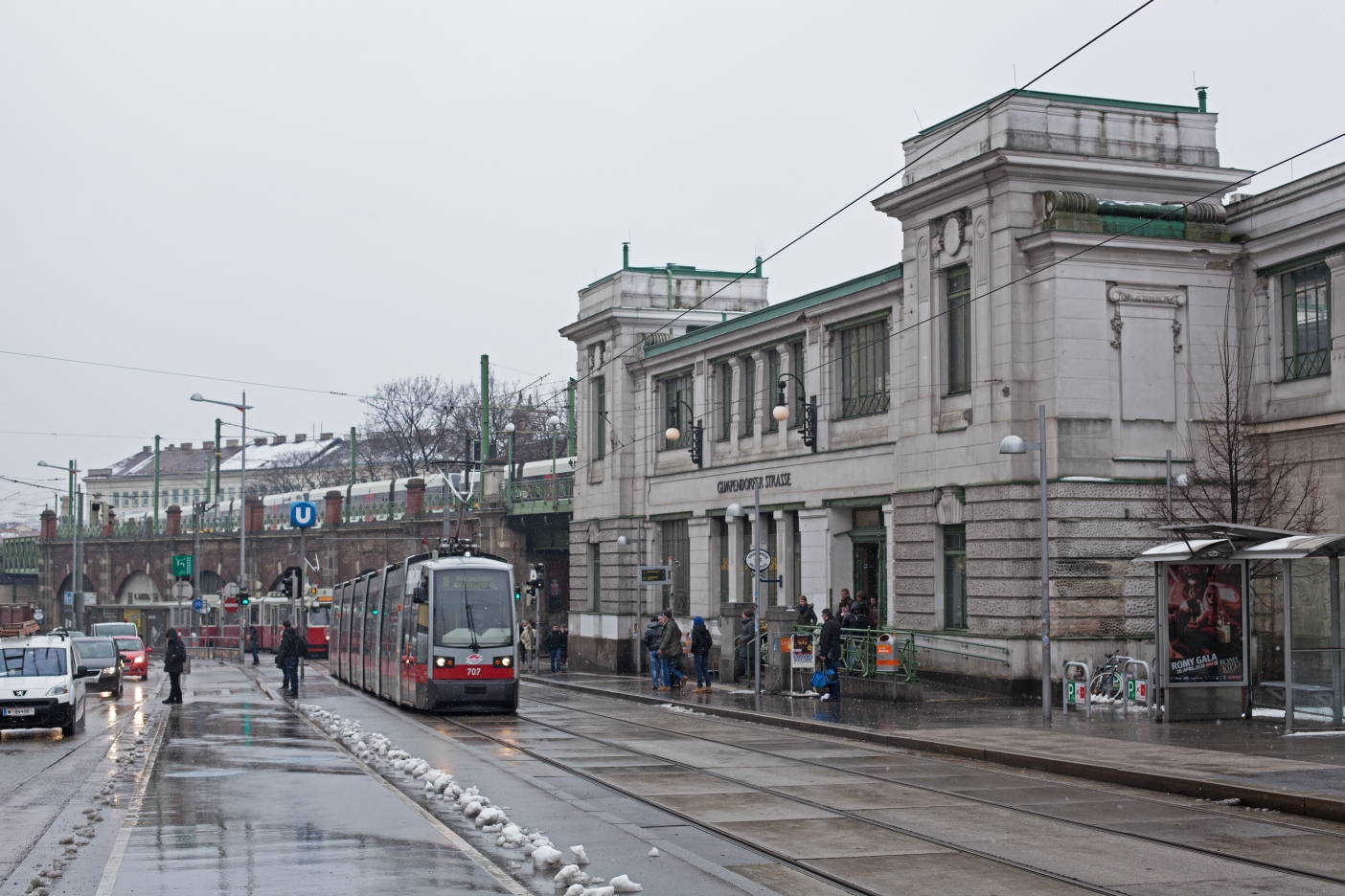 Linie 18 bei der U6 Station Gumpendorfer Straße