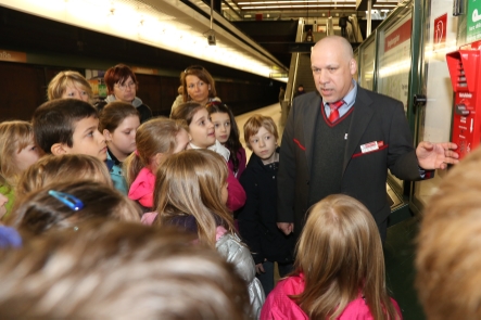 Volksschulklasse bei einer Sicherheitsfuehrung in der Station Niederhofstrasse.