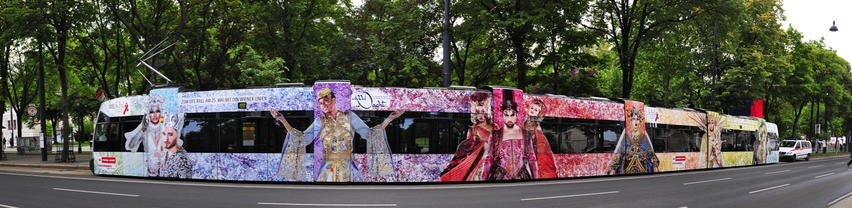 In einer eigens für den Life Ball gestalteten Straßenbahn werden auf dieses Jahr wieder eine Schar illustrer Gäste zur Eröffnung zum Wiener Rathausplatz gefahren.