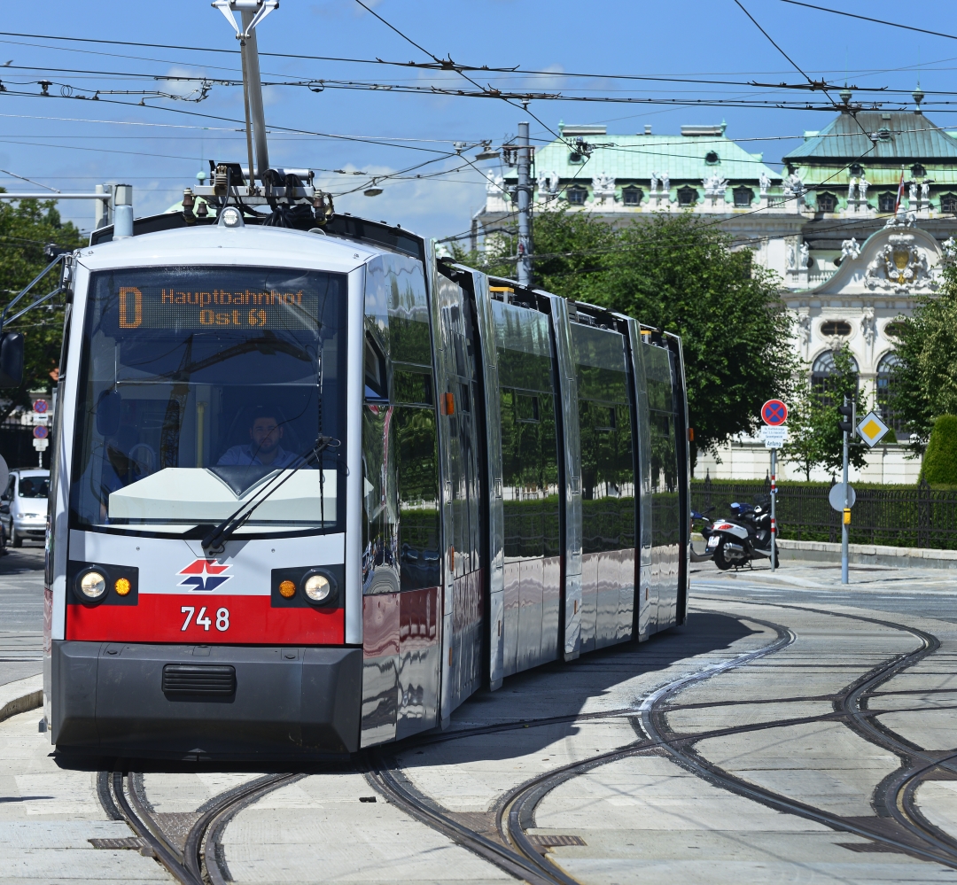 Straßenbahn der Linie D im Bereich Quartier Belvedere.