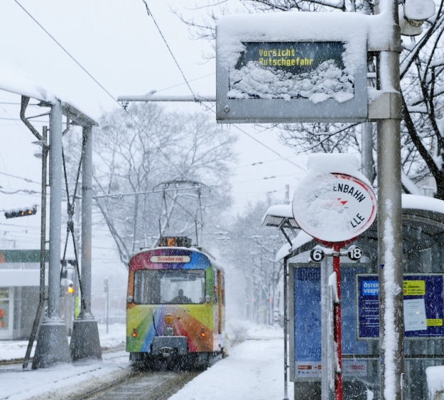 Bei starkem Schneefall sind die Einsatzkräfte der Wiener Linien bemüht Behinderungen zu vermeiden.